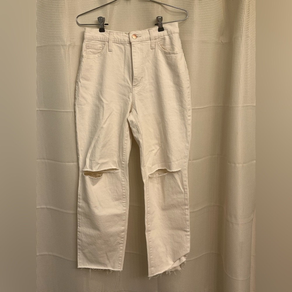 Universal Thread NWT cream denim jeans with rips - size 4/27R